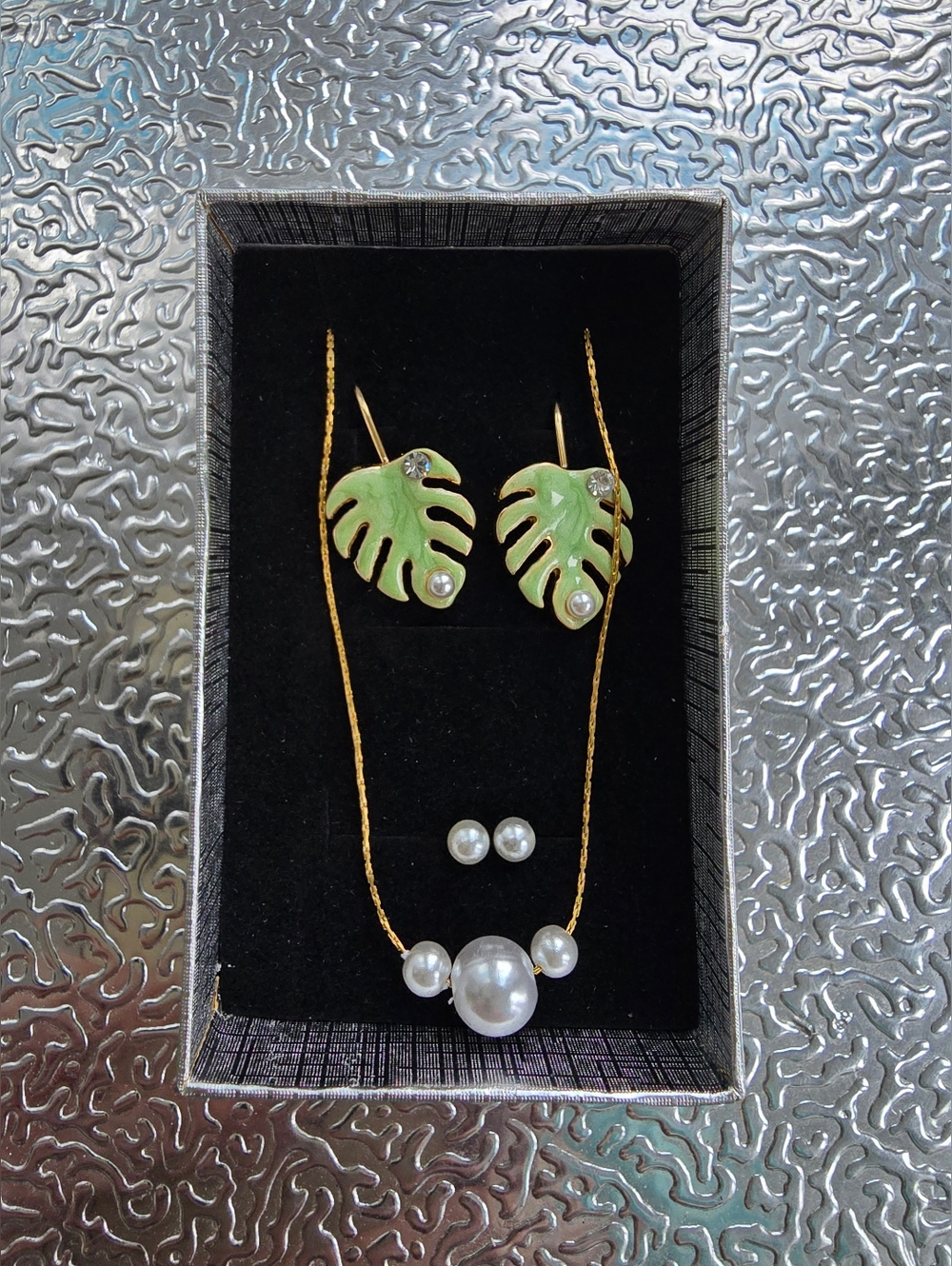 Coastal Botanical Enamel Monstera Earring & Pearl Necklace Set
